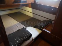 Double bed center cabin