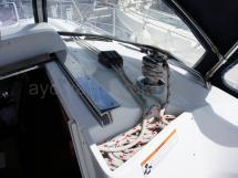 Starboard roof winch with halyard locker