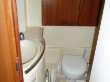 Aft starboard bathroom