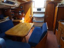 Oceanis 430 - Companionway steps and saloon