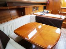 Hunter 38 - Varnished saloon table