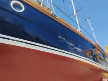 AYC Yachtbroker - CHEBEC - Hull paint job (port) and polish (june 2024)