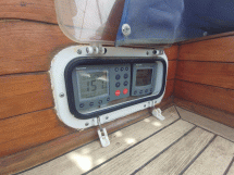 AYC Yachtbroker - CHEBEC - Autopilot command and electronics display