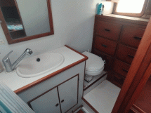 AYC Yachtbroker - CHEBEC - Aft bathroom