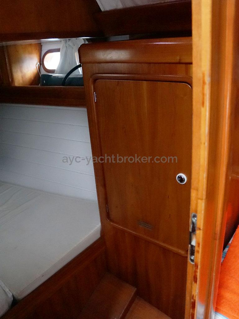 OVNI 455 - Aft port side cabin / wardrobe