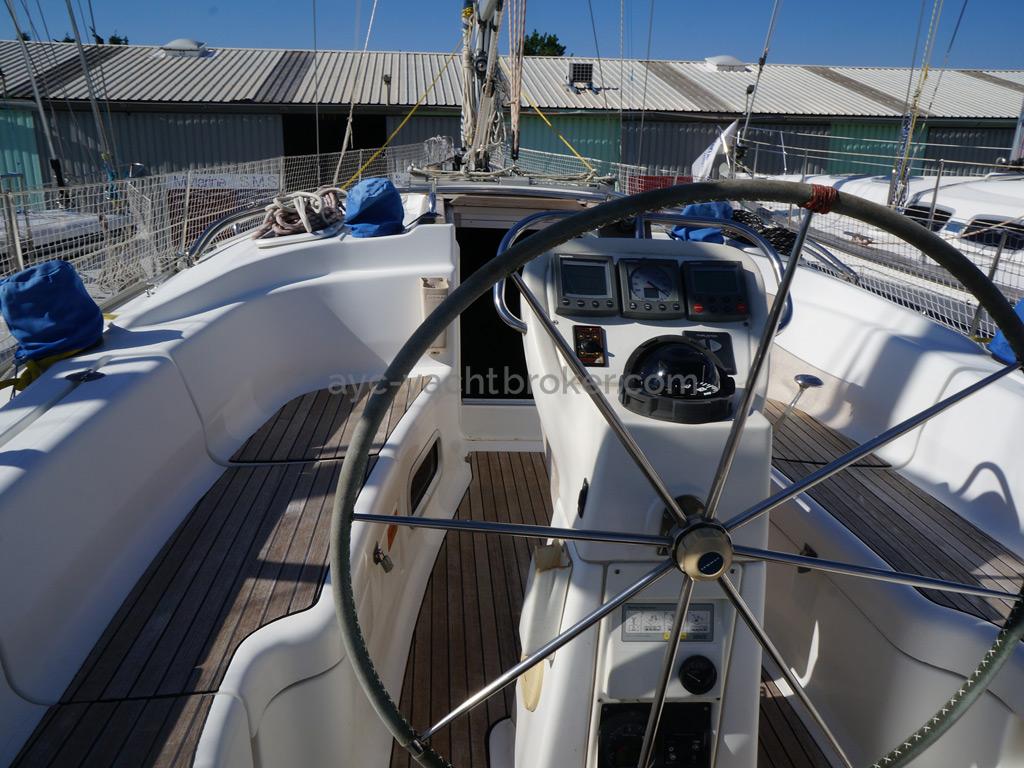 Bavaria 38 - Cockpit and steering wheel