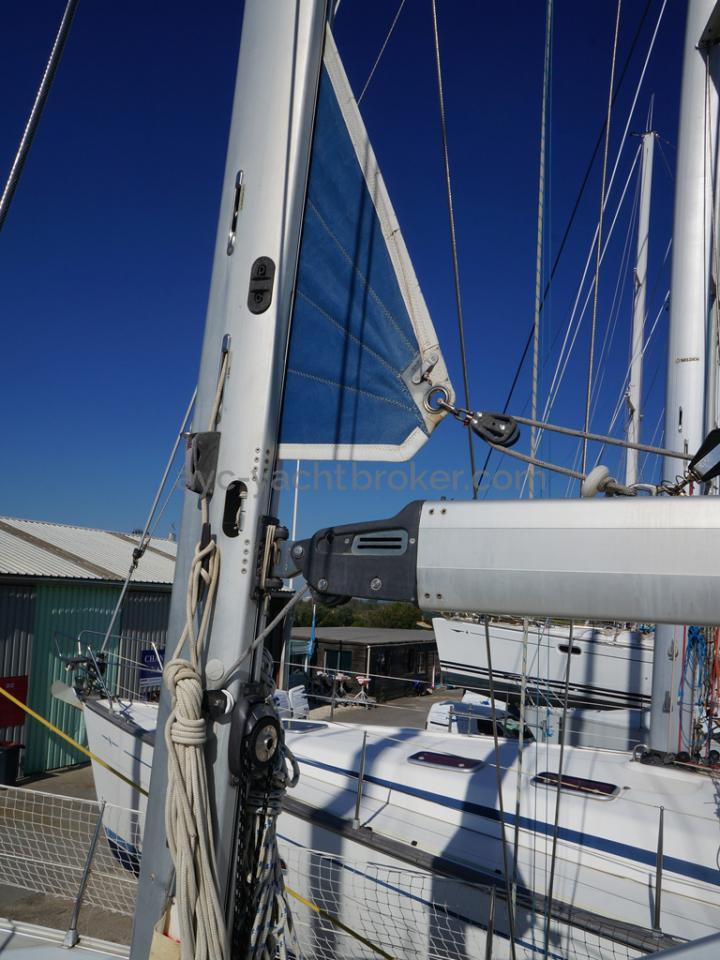 Bavaria 38 - Furling mainsail