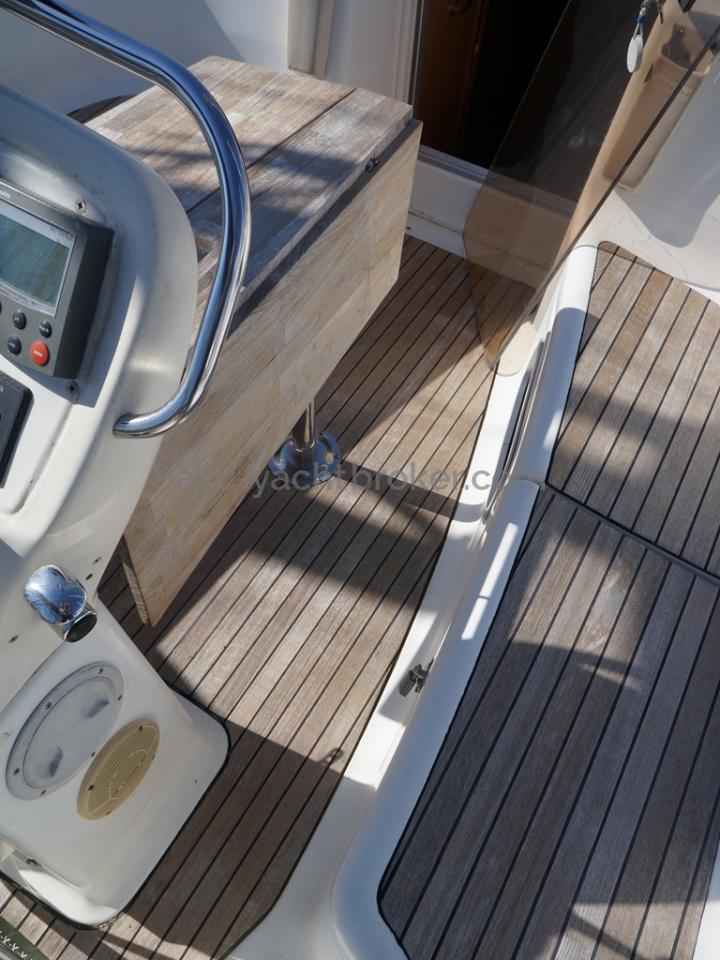 Bavaria 38 - Cockpit bench