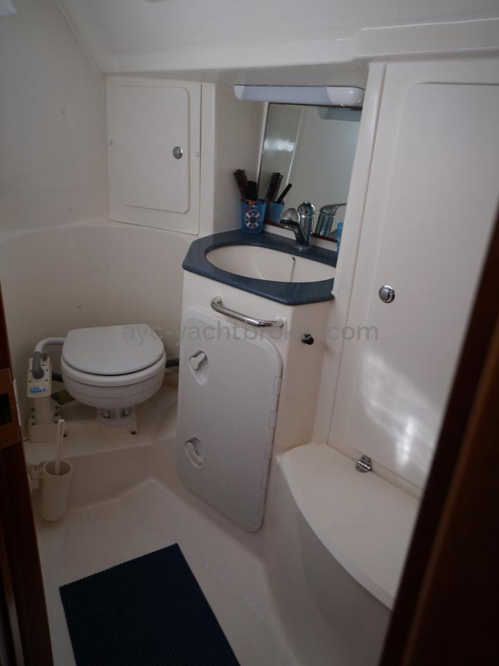 Bavaria 38 - Bathroom