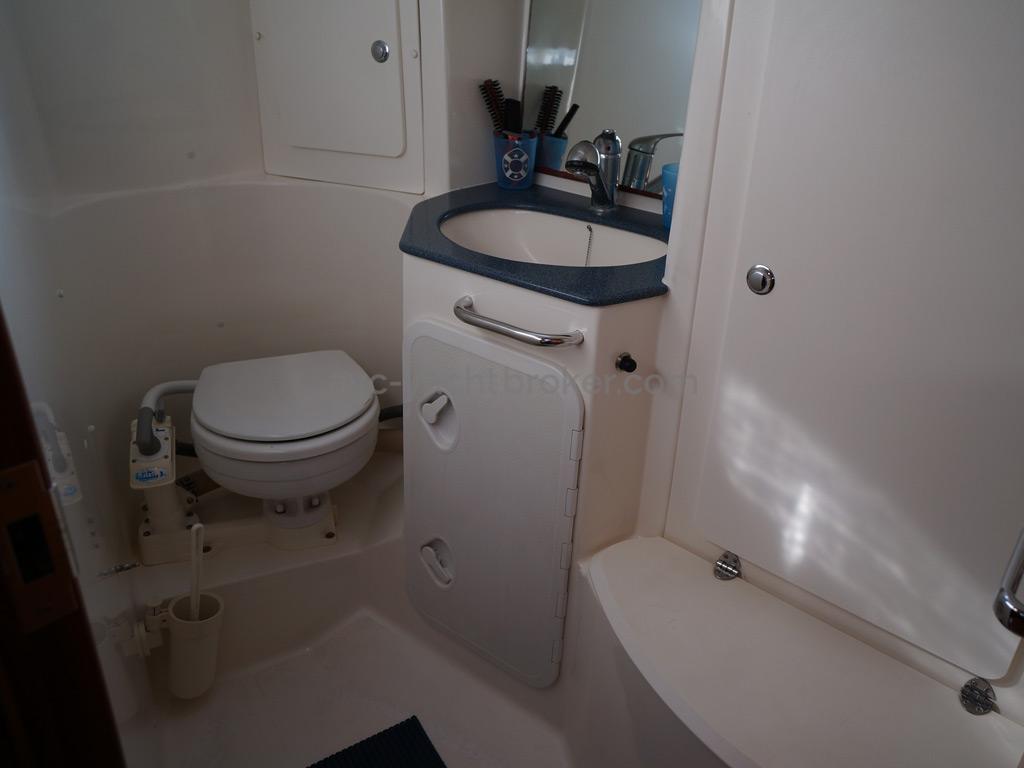 Bavaria 38 - Bathroom