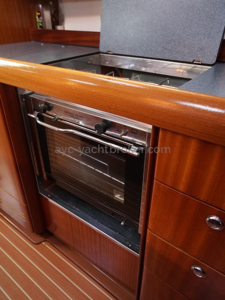 Bavaria 38 - Gimbaled oven