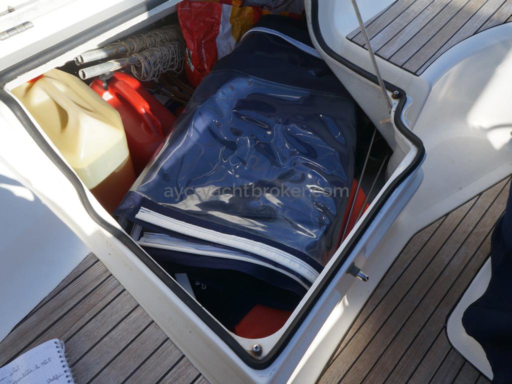 Bavaria 38 - Cockpit locker