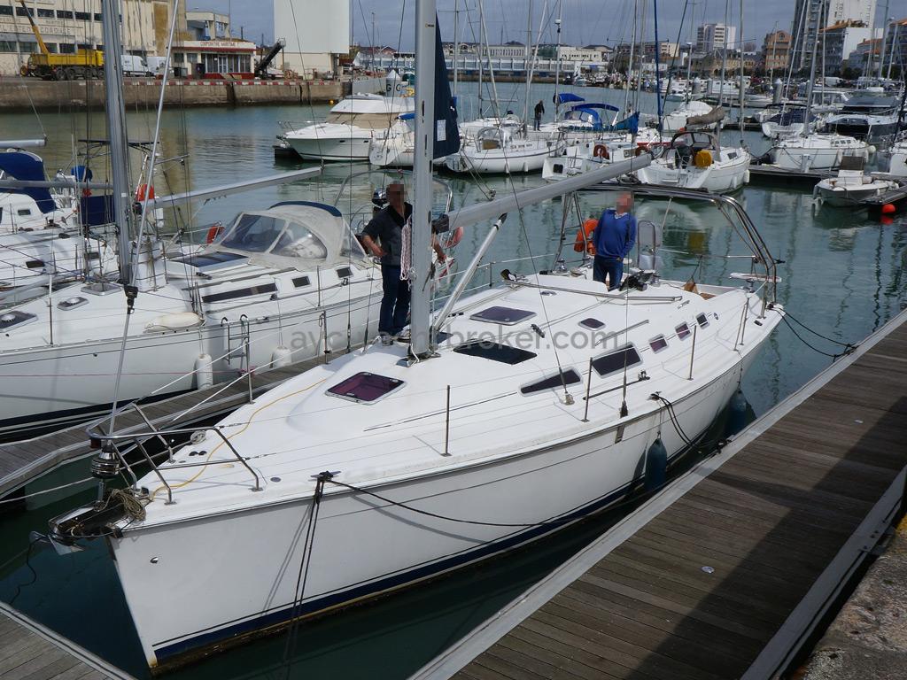 Hunter 38 - Docked