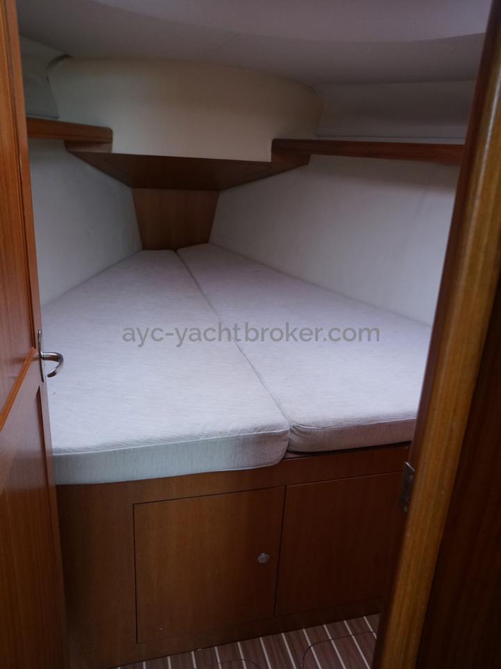 Hunter 38 - Forward cabin