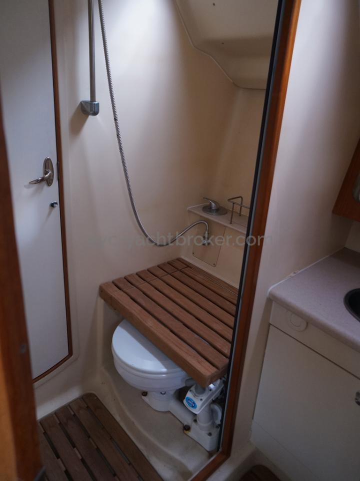 Hunter 38 - Bathroom