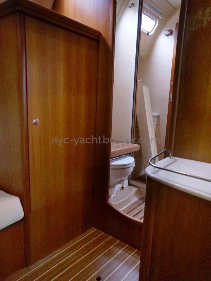 Hunter 38 - Bathroom access from the aft cabin