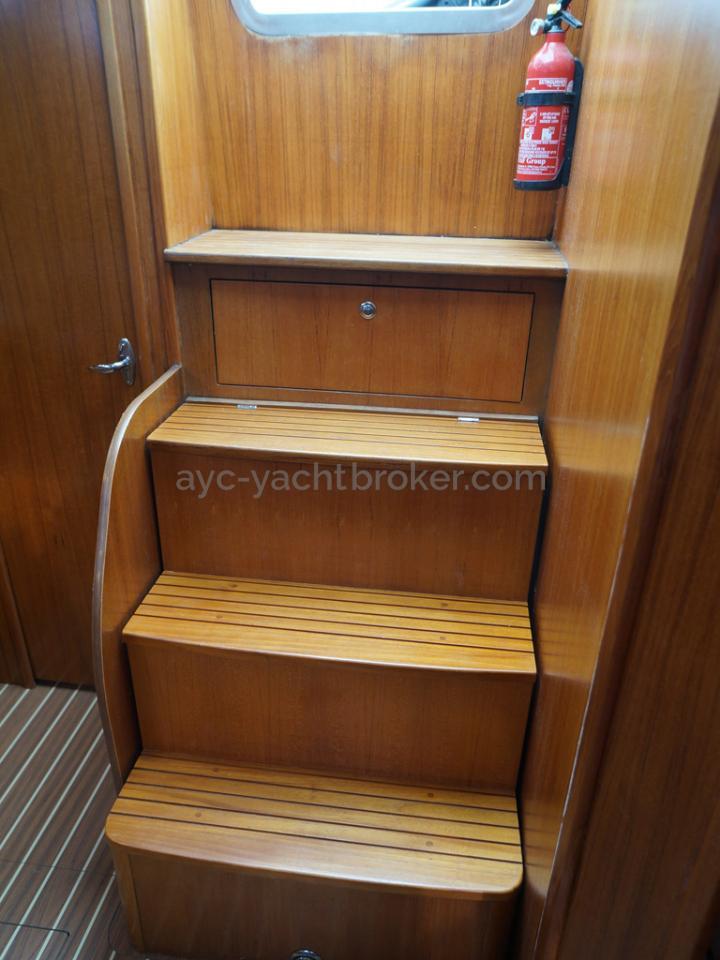 Hunter 38 - Companionway