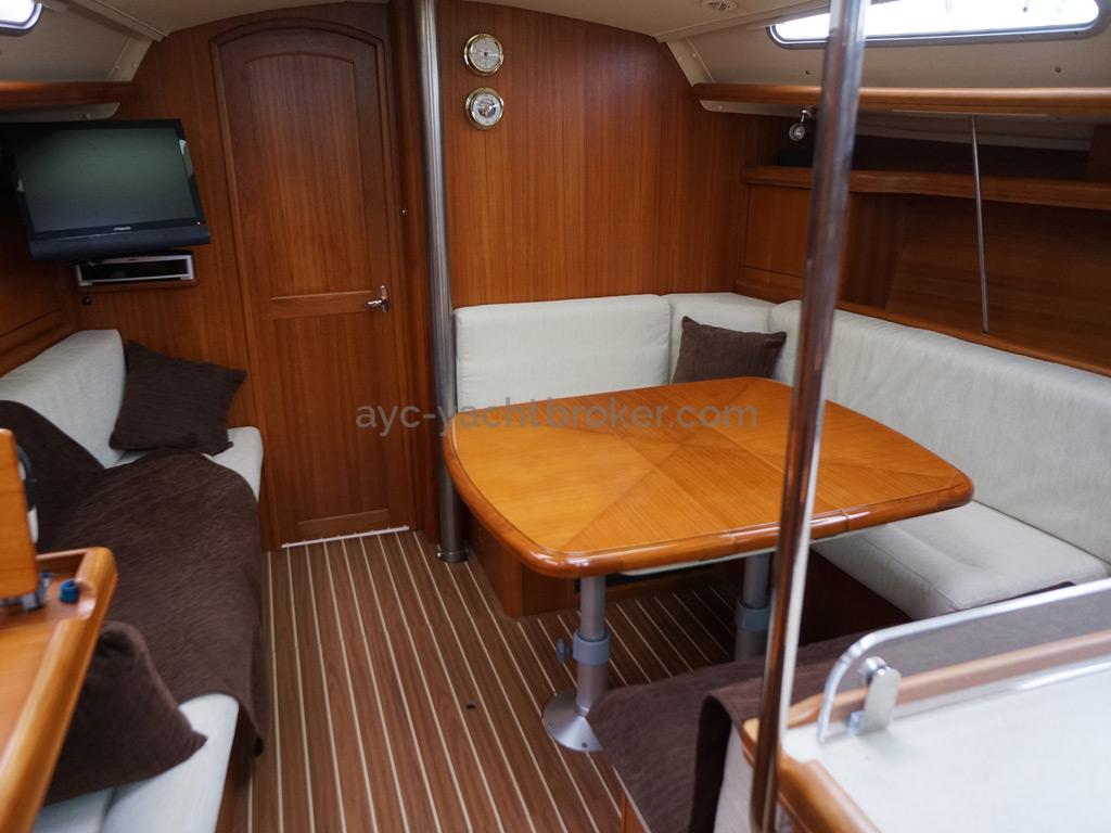 Hunter 38 - U-shaped saloon