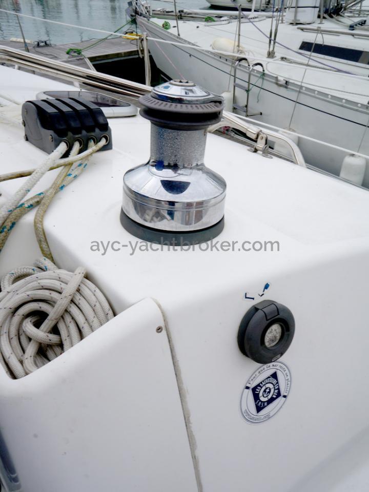 Hunter 38 - Electric winch at the roof