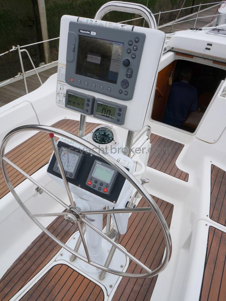 Hunter 38 - Steering station